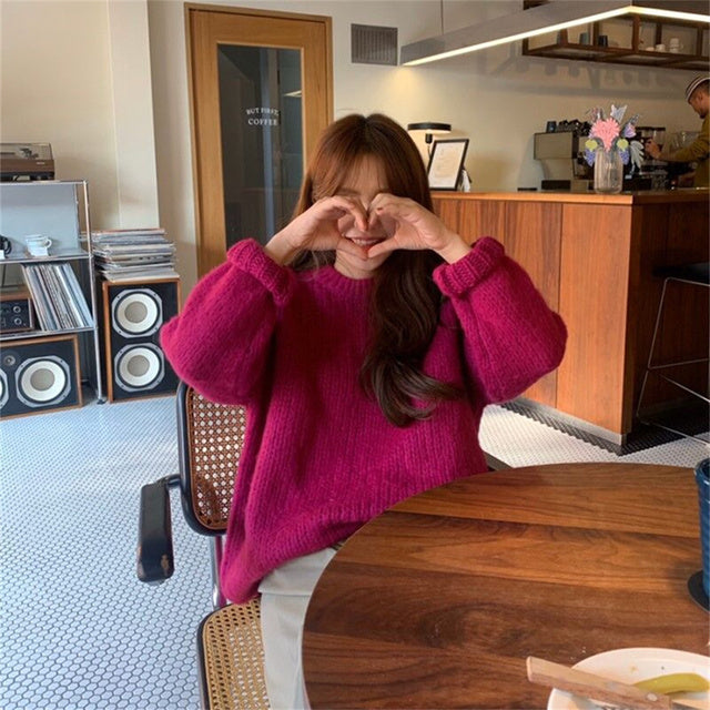 De Suri is een stijlvolle en comfortabele trui met een zachte breistructuur en relaxte pasvorm, perfect voor koude dagen. Verkrijgbaar in levendige kleuren zoals roze, mintgroen, rood violet en blauw, ideaal om te combineren met jeans, rokken of jurken. Perfect voor casual uitjes of knusse avonden thuis. Bestel nu de Suri en geniet van ultiem comfort en een chique uitstraling in elke situatie!