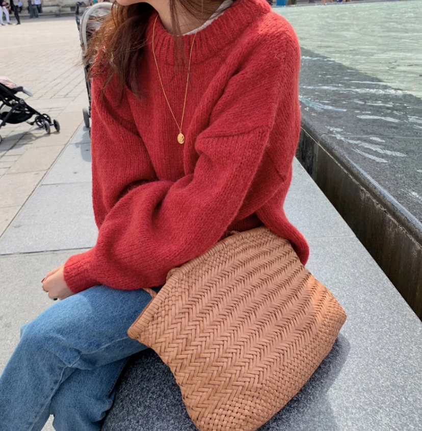 De Suri is een stijlvolle en comfortabele trui met een zachte breistructuur en relaxte pasvorm, perfect voor koude dagen. Verkrijgbaar in levendige kleuren zoals roze, mintgroen, rood violet en blauw, ideaal om te combineren met jeans, rokken of jurken. Perfect voor casual uitjes of knusse avonden thuis. Bestel nu de Suri en geniet van ultiem comfort en een chique uitstraling in elke situatie!