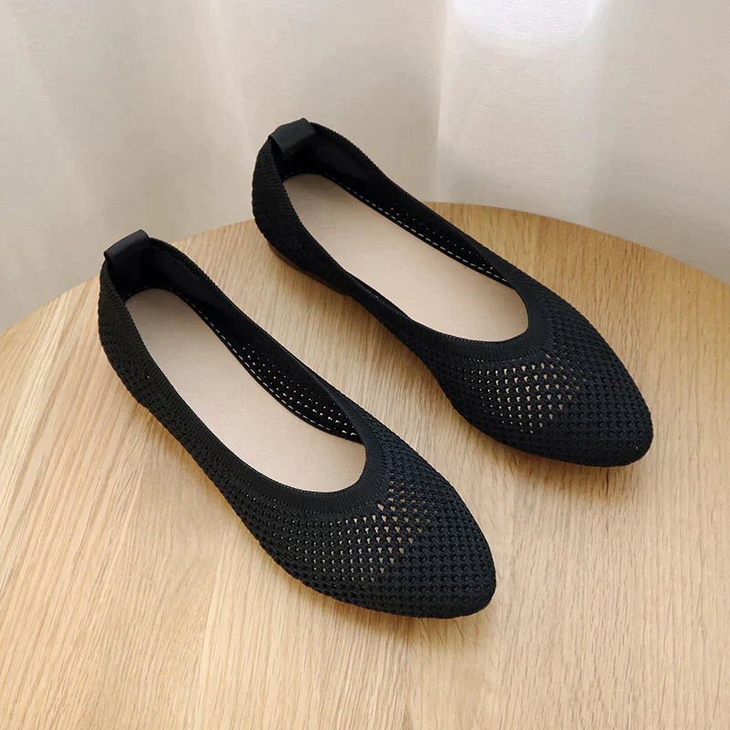 Thedeka is een stijlvolle en lichtgewicht flat met een ademend mesh bovenwerk en een zachte PU-overlay voor ultiem comfort. Het trendy vierkante teenontwerp voegt een moderne touch toe, terwijl de flexibele zool zorgt voor moeiteloze beweging. Perfect voor dagelijks gebruik en zomerse outfits. Verkrijgbaar in wit, zwart en beige, maten 35-40. Upgrade je schoenencollectie met Thedeka en ervaar stijl en comfort in één. Bestel nu en loop zelfverzekerd!