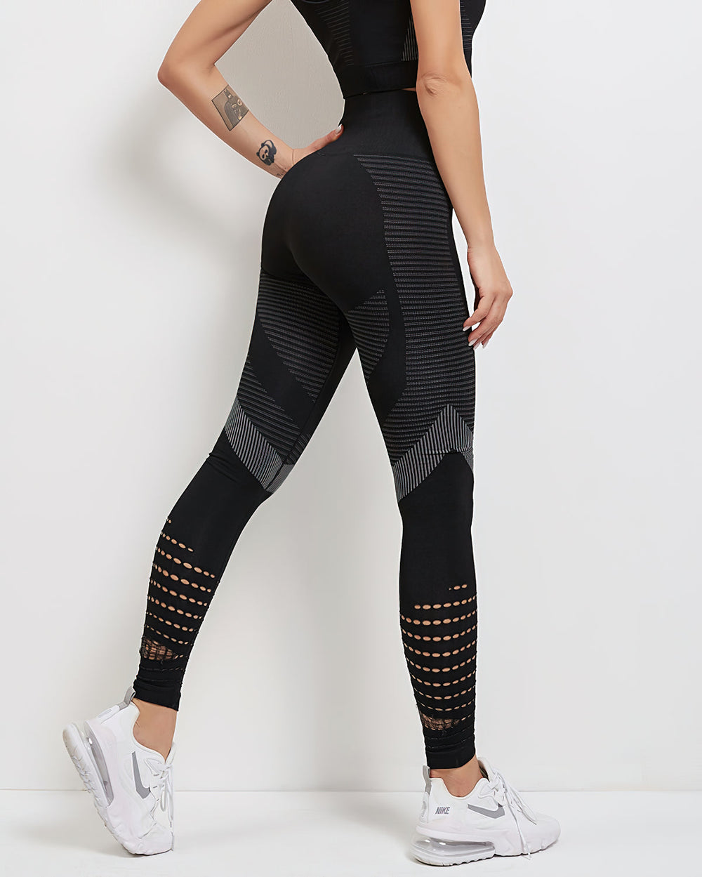 Doutsen sportlegging met hoge taille voor optimale ondersteuning en een flatterend silhouet. Gemaakt van een ademende en flexibele mix van polyester, nylon en spandex voor maximaal comfort tijdens workouts. Naadloze constructie voorkomt irritatie en het push-up effect accentueert je natuurlijke vormen. Perfect voor hardlopen, yoga, gym en athleisure. Verkrijgbaar in zwart, maten XS-2XL. Bestel nu en ervaar de perfecte combinatie van stijl, support en bewegingsvrijheid!