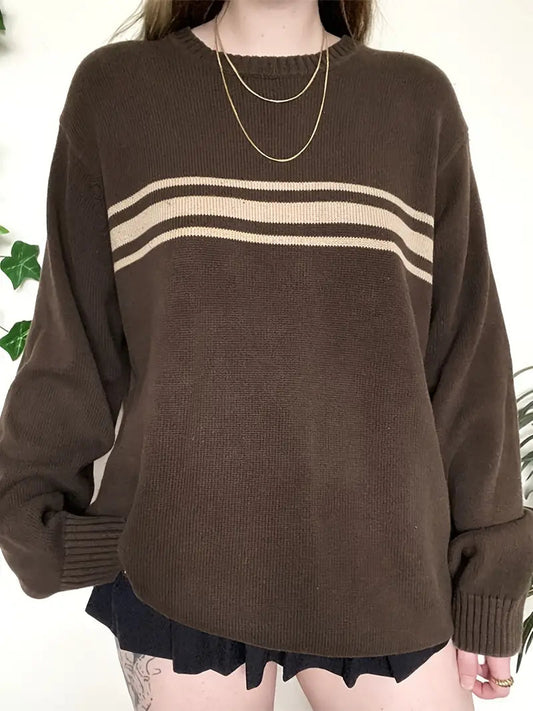 Wendy sweater met klassiek streepdessin – een tijdloze en comfortabele toevoeging aan je garderobe. Met een relaxte pasvorm en warme donkerbruine tint biedt deze trui ultiem comfort en stijl voor casual uitjes, ontspannen weekenden of gezellige dagen thuis. Combineer eenvoudig met jeans of rokken voor een moeiteloze look. Verkrijgbaar in donkerbruin, maten S-XL. Voeg casual elegantie en dagelijks comfort toe aan je outfits met de Wendy. Bestel nu!