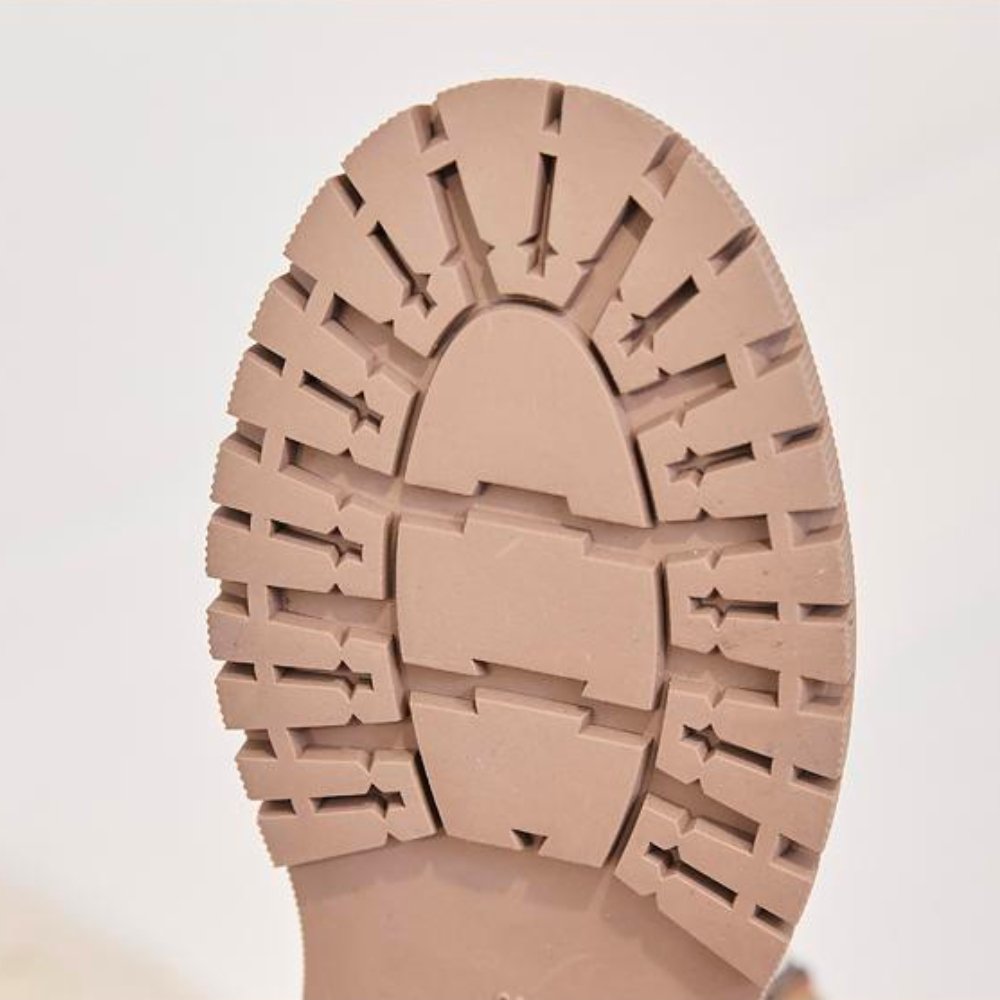 Afia is een stijlvolle winterboot met een warm gevoerde pluche binnenkant, een stevig platform en een antislipzool voor stabiliteit op gladde oppervlakken. Perfect voor winterse uitjes, sneeuwwandelingen en koude dagen. Gemaakt van hoogwaardig PU en rubber voor comfort en duurzaamheid. Verkrijgbaar in zwart en abrikoos, maten 35-43. Blijf warm en modieus met Afia en geniet van grip, stijl en ultiem comfort. Bestel nu en stap vol vertrouwen de winter in!